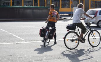 deux hommes à vélo en pleine ville