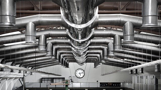 Tuyaux de ventilation dans une usine
