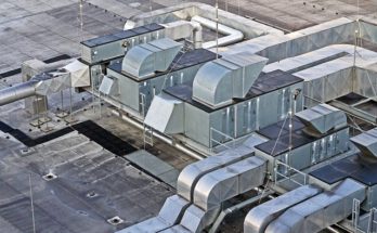 Tuyaux ventilation sur toit usine