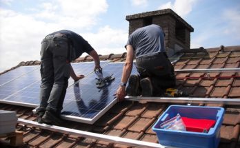Pose de panneaux solaires sur un toit