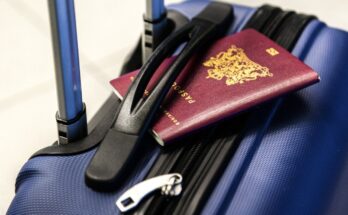 Passeport sur une valise