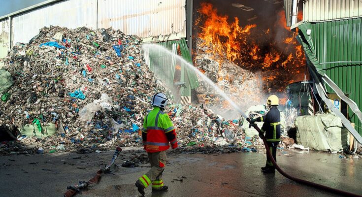 Pompiers éteignant un incendie de déchets