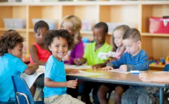 Enfants assis autour d'une table