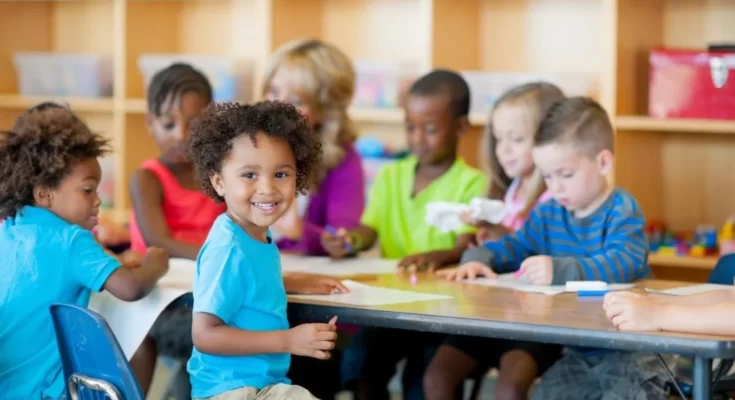 Enfants assis autour d'une table