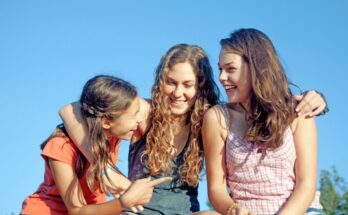 3 adolescentes qui rigolent ensemble