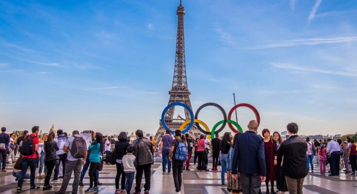 Place du Trocadero avec le sigle des JO devant la tour eiffel en arrière-plan