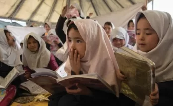 Filles afghanes en train d'apprendre