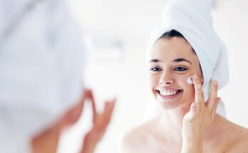 Femme devant un miroir appliquant de la crème