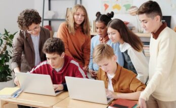 Élèves devant ordinateurs dans une salle de classe