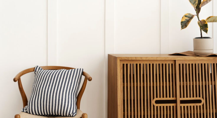 Buffet en chêne ajouré et chaise scandinave