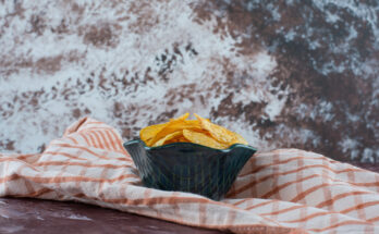 Bol de chips sur un linge à carreaux