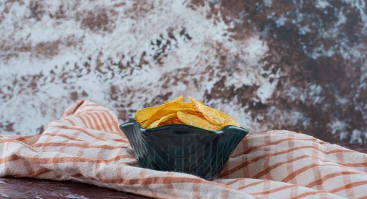 Bol de chips sur un linge à carreaux