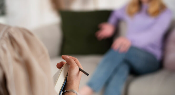 Thérapeute prenant des notes lors d'une séance