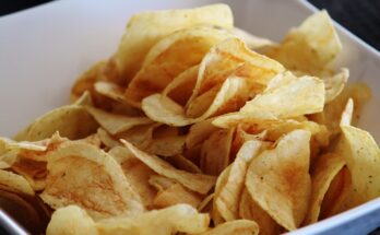 un bol blanc carré contenant une généreuse portion de chips croustillantes