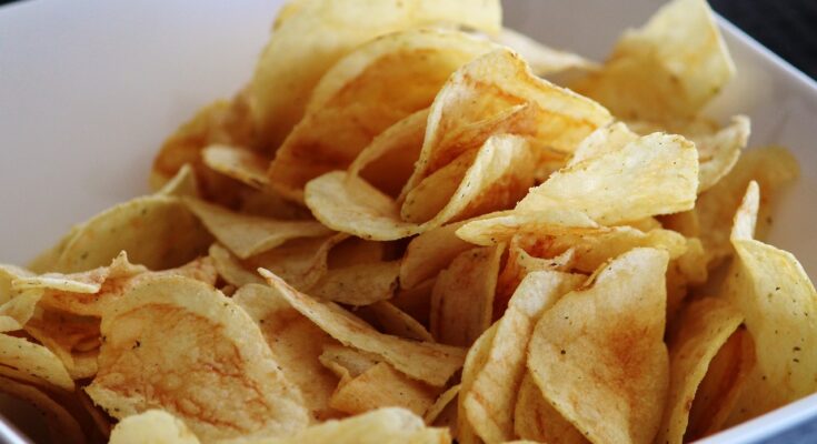 un bol blanc carré contenant une généreuse portion de chips croustillantes